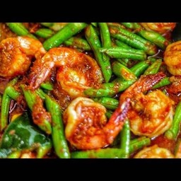 ผัดเผ็ดกุ้งใส่ถั่วฝักยาว กับข้าว