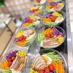 สลัดอกไก่พริกไทยดำ หอมฟุ้ง