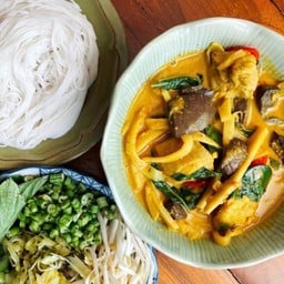 ขนมจีนแกงไก่หน่อไม้ใส่เลือด