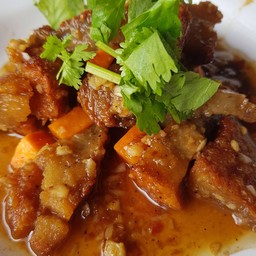 หมูกรอบกระเทียมพริกไทย