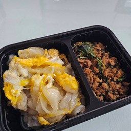 เส้นใหญ่คั่วไข่กะเพราหมูสับ