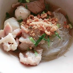 เส้นหมี่ขาวต้มยำน้ำใสหมู