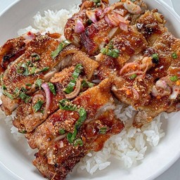 ข้าวหน้าไก่ย่างน้ำจิ้มแจ๋ว รสเด็ดดวง