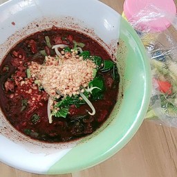 เส้นบะหมี่เหลืองต้มยำน้ำใสหมู