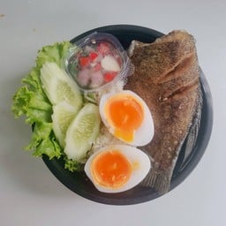 ข้าวหน้าปลาสลิด ไข่เป็ดยางมะตูม