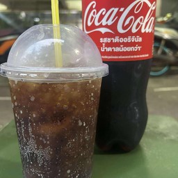 โค้กแก้วโอ่ง  แก้วใหญ่ๆ เย็นชื่นใจ