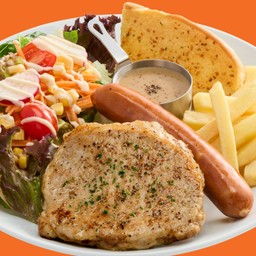 สเต๊กพอร์คลอยน์และไส้กรอกคูโรบูตะ ซอสพริกไทยดำ