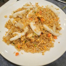ข้าวผัดปลาหมึก