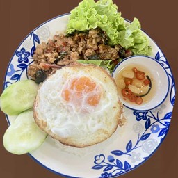 ข้าวกะเพราไก่บด แถมฟรีไข่ดาว