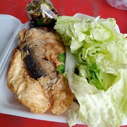 ปลาทูราดข้าวน้ำพริกแจ่ว ผักฟรี