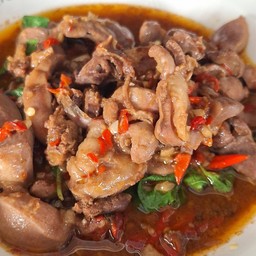 กระเพราเครื่องในไก่ราดข้าว