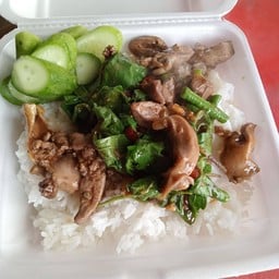 กระเพราเนื่อราดข้าว