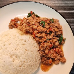 กะเพราหมูสับราดข้าว