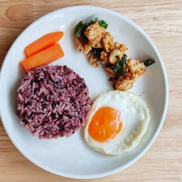ข้าวกะเพราไก่ไข่ดาว 70 กรัม Protein 25g  Kcal 370