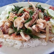 กะเพราปลาหมึกราดข้าว