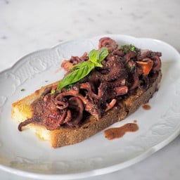 เบบี้ออคโทปุสเสิร์ฟบนขนมปังทัสคานี