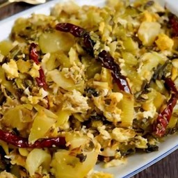 ผักกาดดองผัดไข่ ราดข้าว