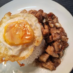 หมูกรอบกระเทียมพริกไทยราดข้าว