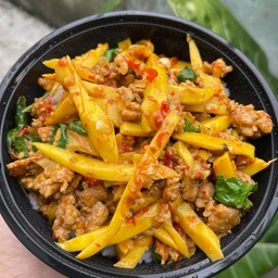 ข้าวกะเพรา (หมูสับหน่อไม้แน่นๆ)