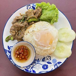 ข้าวเครื่องแกงเนื้อตุ๋น แถมฟรีไข่ดาว