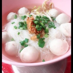 ก๋วยเตี๋ยวลูกชิ้นปลาล้วน