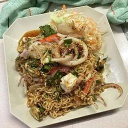 ลาบมาม่าทะเล