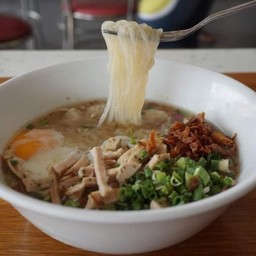 [อร่อยซ่ากับโค้ก] ก๋วยจั๊บหมูยอ+ไข่ลวก +  โค้ก ออริจินัล (กระป๋อง)