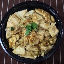 ข้าวราดไก่ผัดกระเทียม กู้โลก