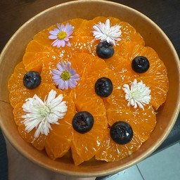 ผลไม้ปอกพร้อมทาน & ข้าวไข่ข้นคอนโด