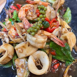 ผัดขี้เมาราดข้าว