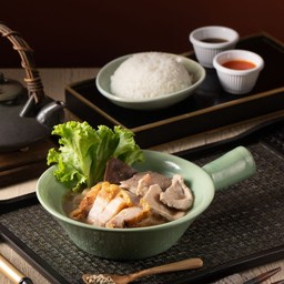 เกาเหลาเครื่องในหมู มีกระเพาะ ไส้ ลิ้น หมูชิ้น หมูกรอบ