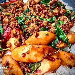 ข้าวกะเพราไส้กรอกหมูสับ
