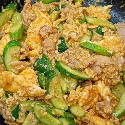 แตงกวาผัดไข่ใส่หมูชิ้น (กับข้าว)