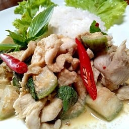 หมูผัดพริกแกงเขียวหวานราดข้าว