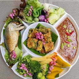 ชุดน้ำพริกกะปิ ปลาทู ไข่ชะอมทอด