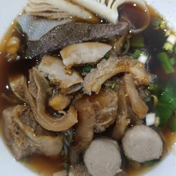 ก๋วยเตี๋ยวเนื้อตุ๋นรวม [ชูใจ ก๋วยเตี๋ยวเนื้อตุ๋น-หมูตุ๋น]
