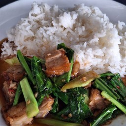 คะน้าหมูกรอบราดข้าว