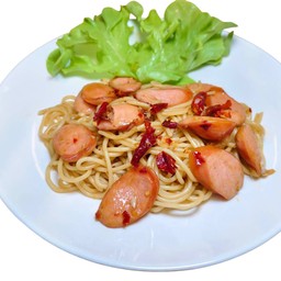 สปาเก็ตตี้ผัดพริกแห้งไส้กรอกรมควัน