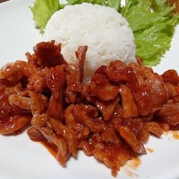 ไก่ผัดซอสสไปรซี่ราดข้าว