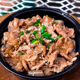 ข้าวหน้าเนื้อซอสญี่ปุ่น