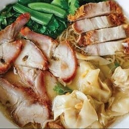 บะหมี่เกี๊ยวหมูแดงหมูกรอบ