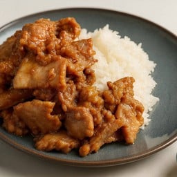 ข้าวหมูกระเทียมพริกไทย