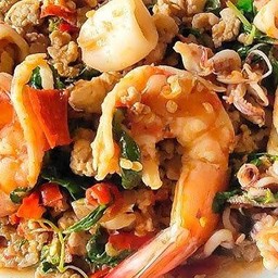 กะเพรารวมมิตร กุ้ง หมึก หมู