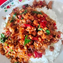 ผัดกระเพราหมูสับวุ้นเส้น ราดข้าว