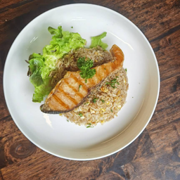 ข้าวผัดปลาแซลมอน