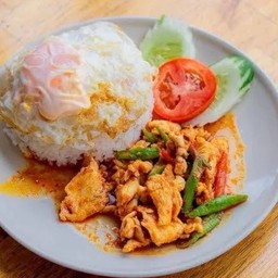 ผัดเครื่องแกงราดข้าว