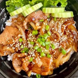 ข้าวสามชั้นสไลด์ซอสสไปซี่