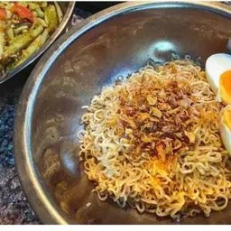 มาม่าลวกคลุกกระเทียม