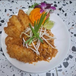 ผัดไทยไก่กรอบ