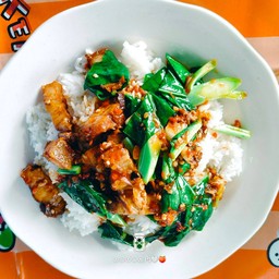 ข้าวผัดคะน้าหมูกรอบ